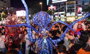 Hàng nghìn người hóa trang xuống phố đi bộ đêm Halloween