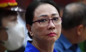 Bà Trương Mỹ Lan ôm, động viên chồng tại tòa