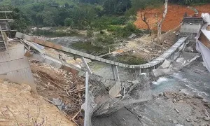 Sập cầu đang thi công ở Hà Giang Sập cầu đang thi công ở Hà Giang