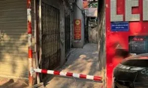 Barie cấm xe máy vào ngõ nhỏ giờ tắc đường Hà Nội Barie cấm xe máy vào ngõ nhỏ giờ tắc đường Hà Nội