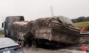 Xe chở xi măng bốc cháy trên cao tốc Xe chở xi măng bốc cháy trên cao tốc