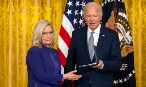 Tổng thống Biden trao huân chương cho cựu nghị sĩ Cộng hòa chống ông Trump Tổng thống Biden trao huân chương cho cựu nghị sĩ Cộng hòa chống ông Trump