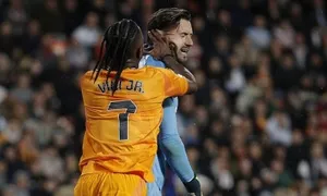 Vinicius bị đuổi khi Real lên dẫn đầu La Liga