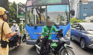 Hai người bị tạm giữ trong vụ 'chặn đầu ôtô buýt' gây kẹt xe Hai người bị tạm giữ trong vụ 'chặn đầu ôtô buýt' gây kẹt xe