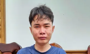 Nam sinh khóc, khai lý do cướp cửa hàng điện thoại