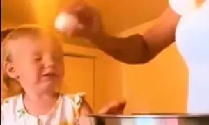 Mẹ hầu tòa vì đập trứng vào trán con gái để đu trend Tik Tok