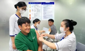 Nhiều gia đình tiêm vaccine phòng cúm khi con đi học